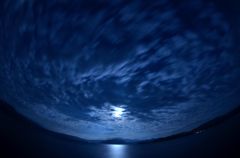 満月の十和田湖