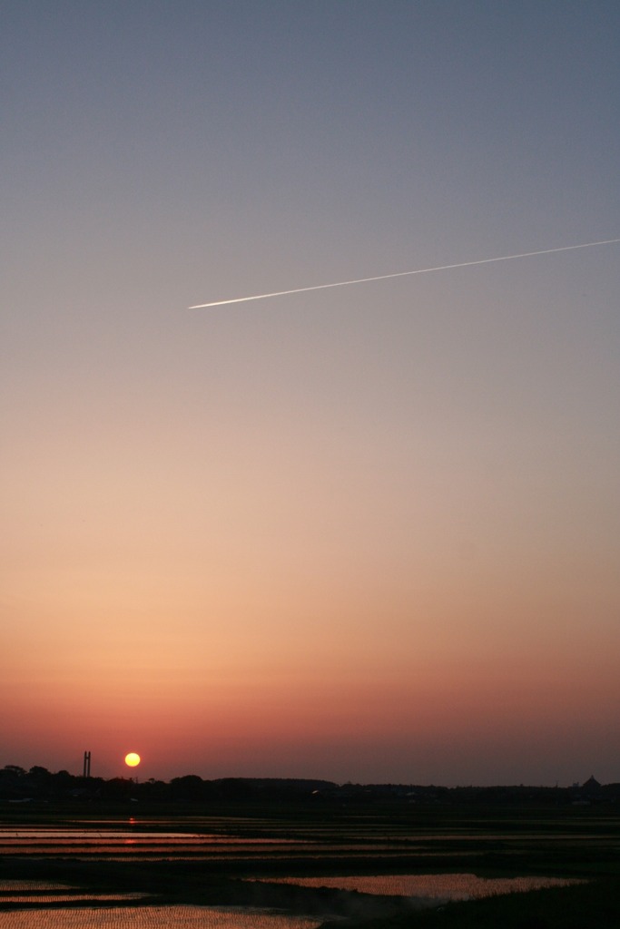 夕日と飛行機雲