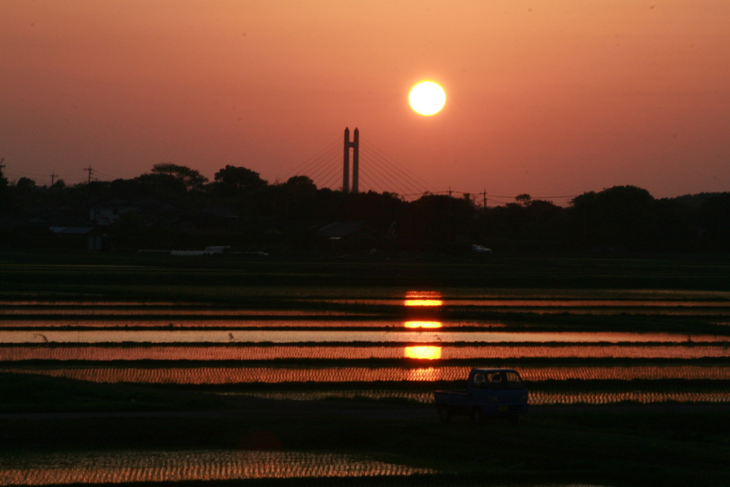 夕日と田んぼと軽トラック