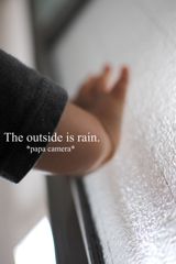 外は雨。