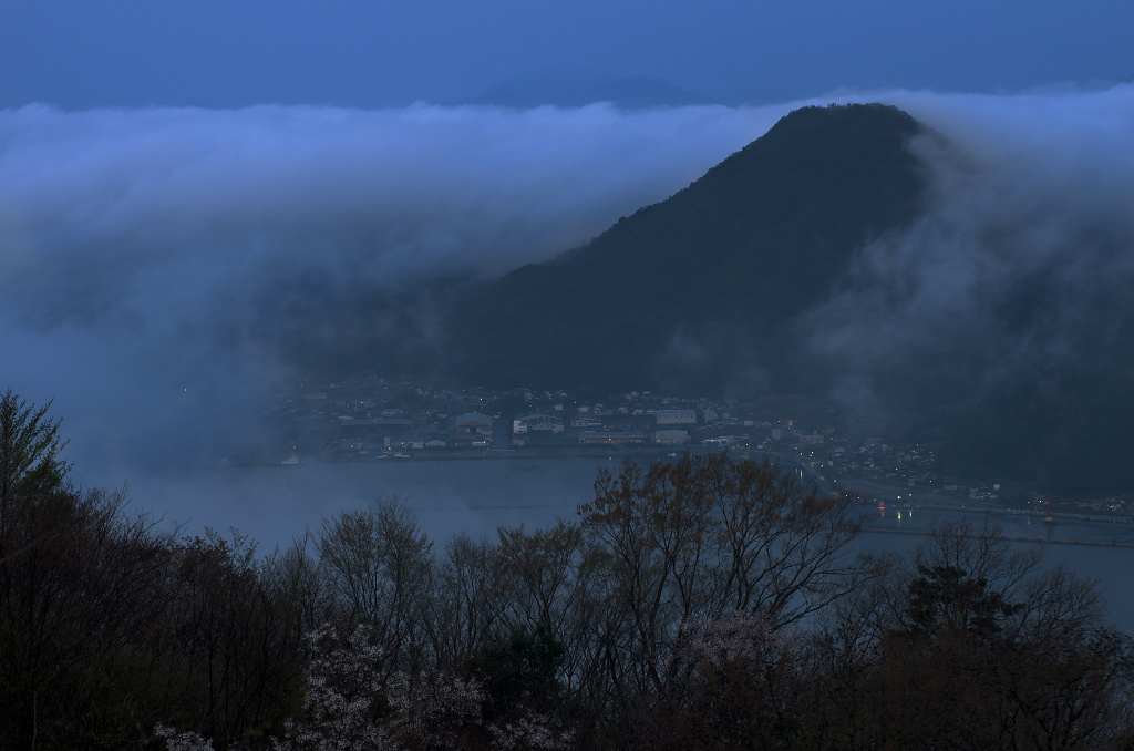 雲海に抱かれゆく山