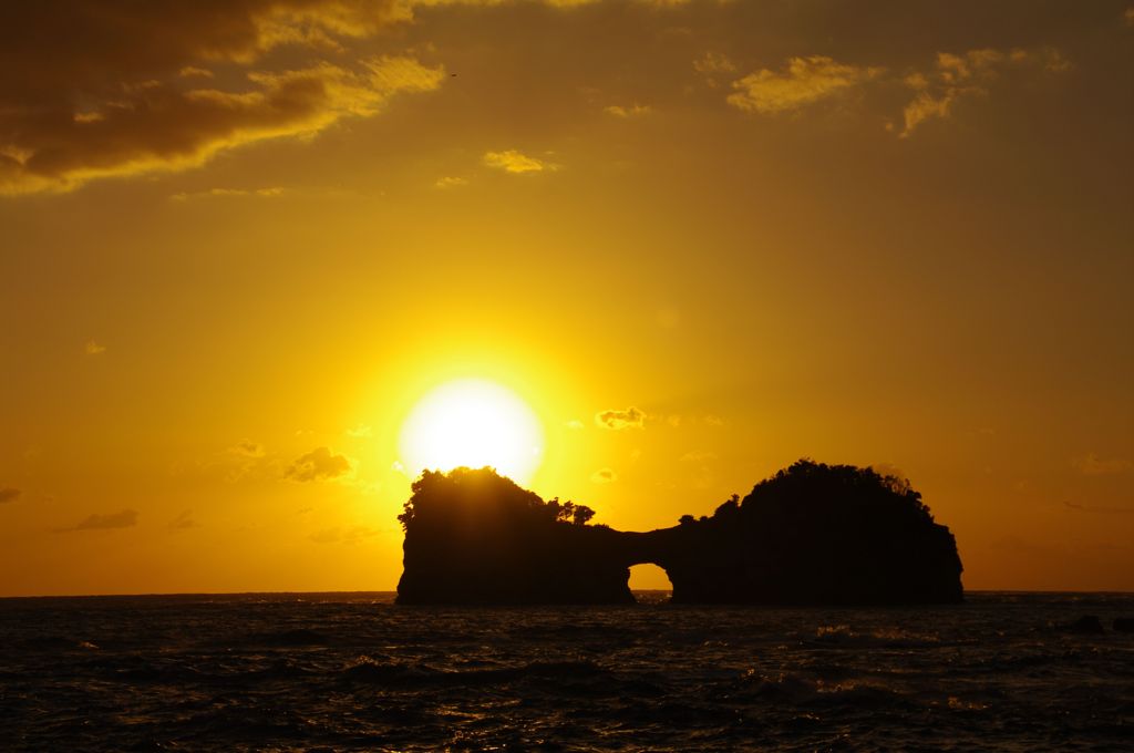 黄金色の空と円月島
