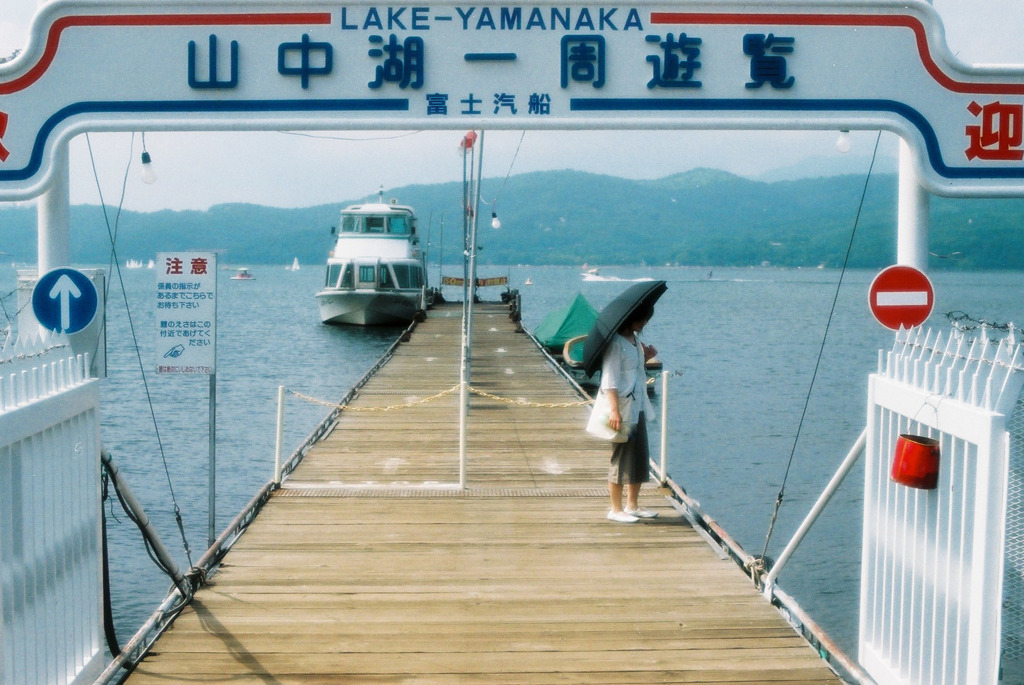 湖面を見つめているひと、