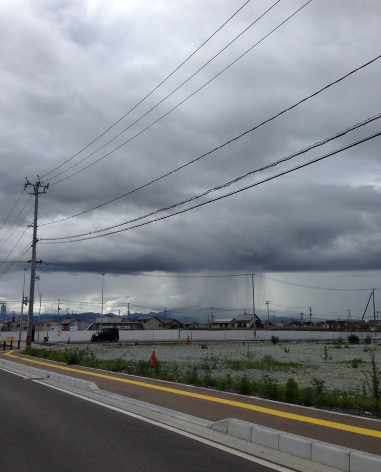 竜巻？！かと思ったら、雨雲でした、、、。