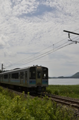 湖の近くを走る電車