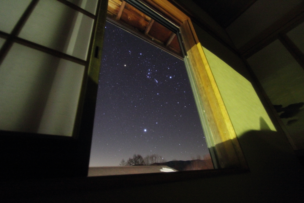 旅館窓から見上げる星空