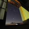 旅館窓から見上げる星空