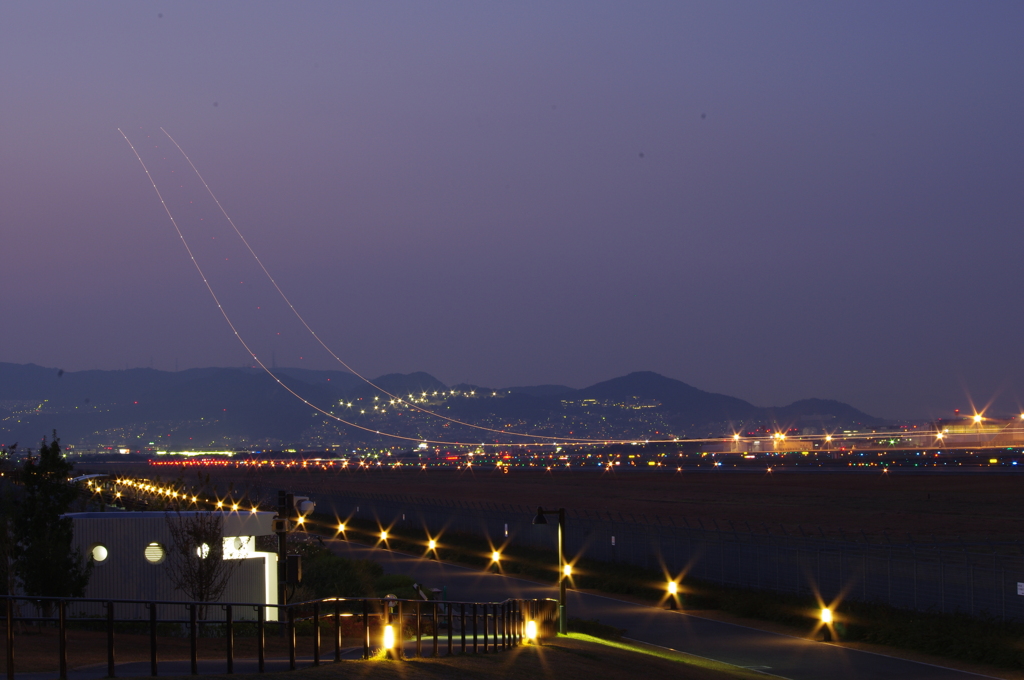 空へとのびる2本のライン