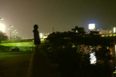 空を見る君