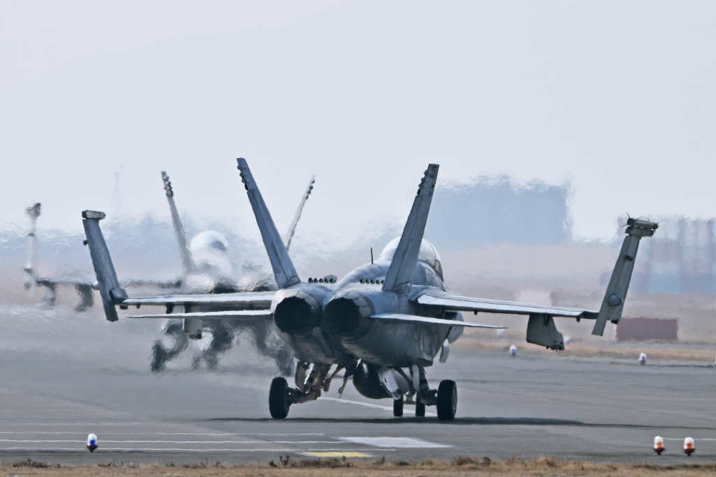 　F-18　.