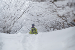  雪 中 登 山 .