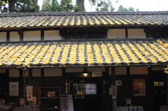 屋根も紅葉
