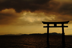 白髭神社―湖面にたたずむ鳥居