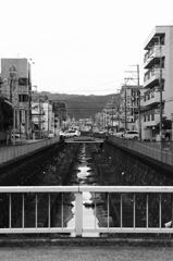 町の川