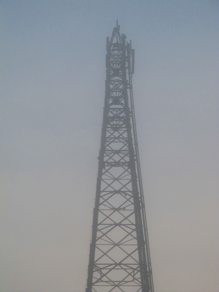 朝霧の中の鉄塔①