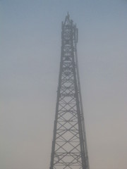 朝霧の中の鉄塔①