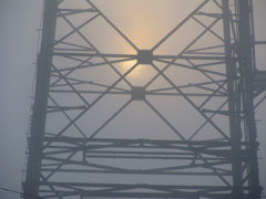 朝霧の中の鉄塔②
