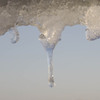 朝日を浴びて溶ける氷柱