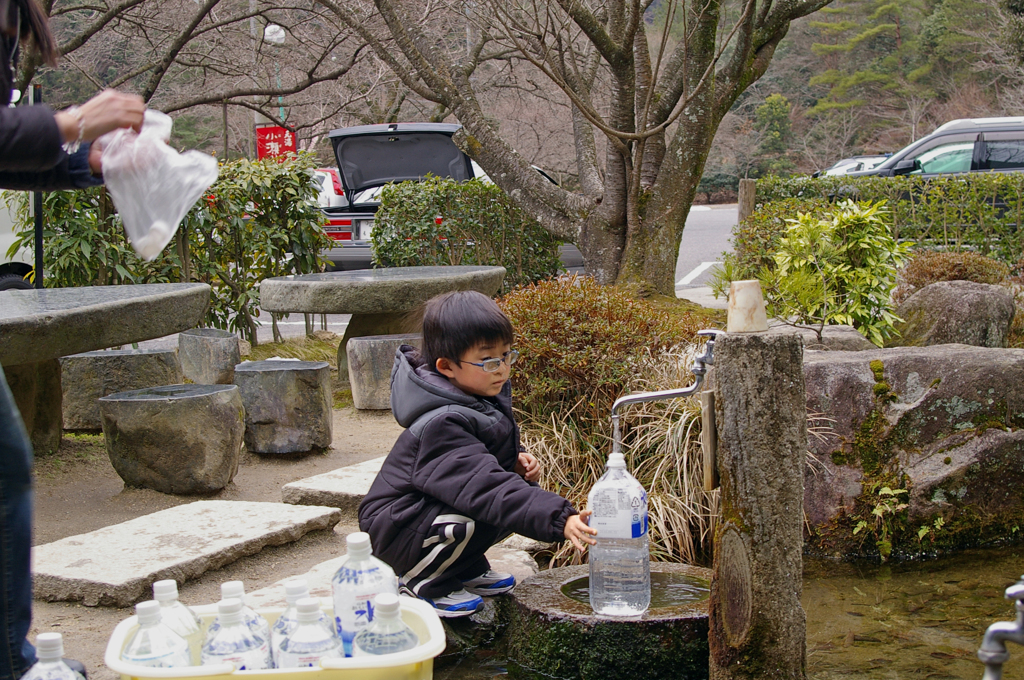 水を汲むおとこ