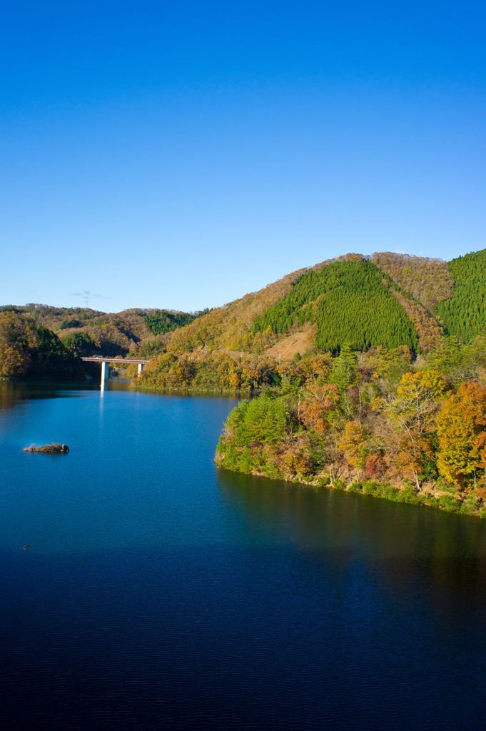 紅葉のダム湖