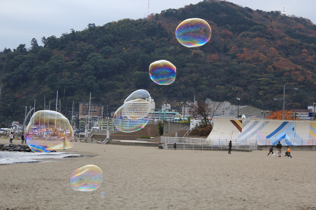 砂浜にしゃぼん