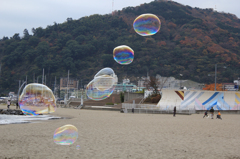 砂浜にしゃぼん