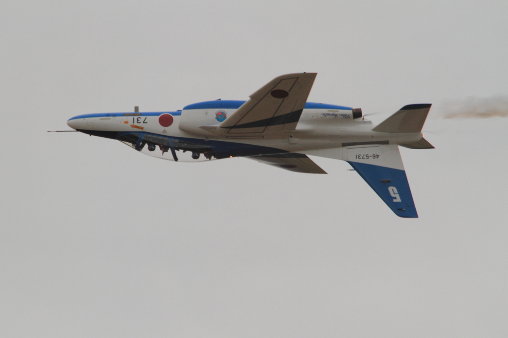 ブルーインパルス　背面飛行