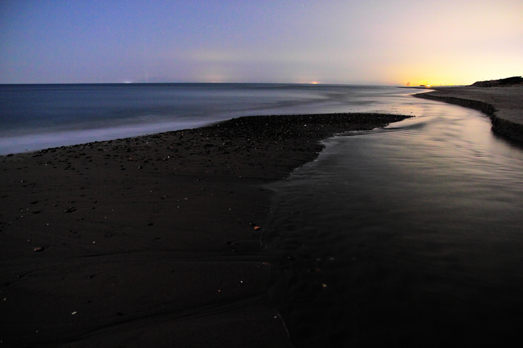 Sea ／/　/ \　River