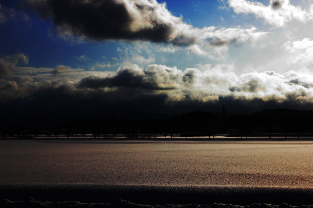 立ち込める雪雲