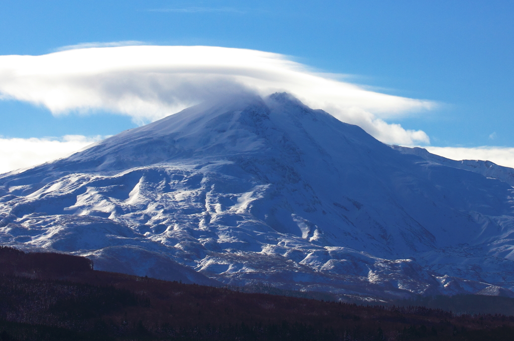 山頂雪煙