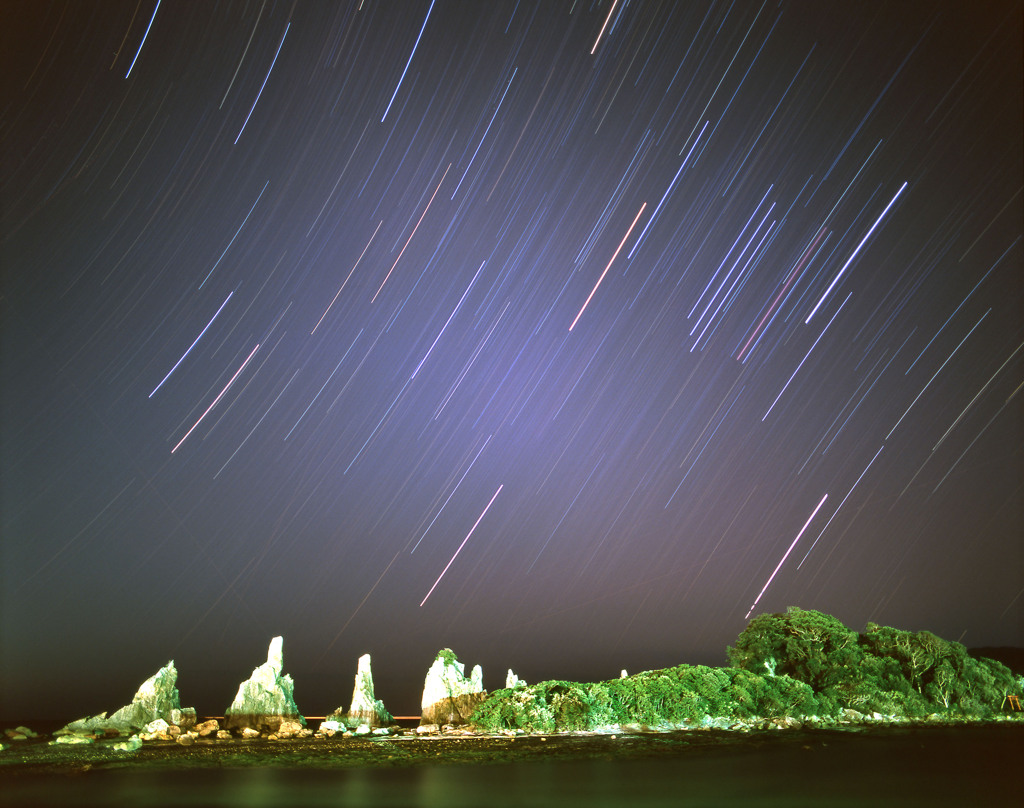 橋杭岩と昇る冬の星座