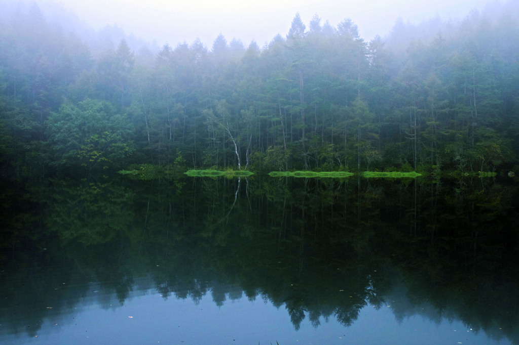 霧の御射鹿ヶ池