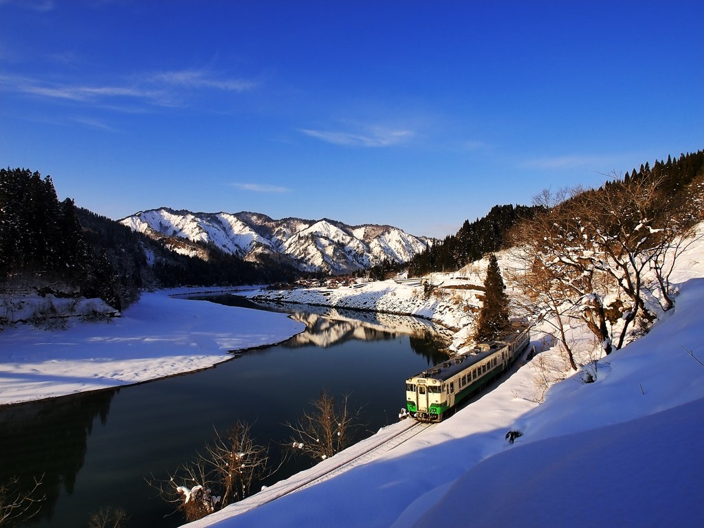 復活を願って明るい新年　(只見線)