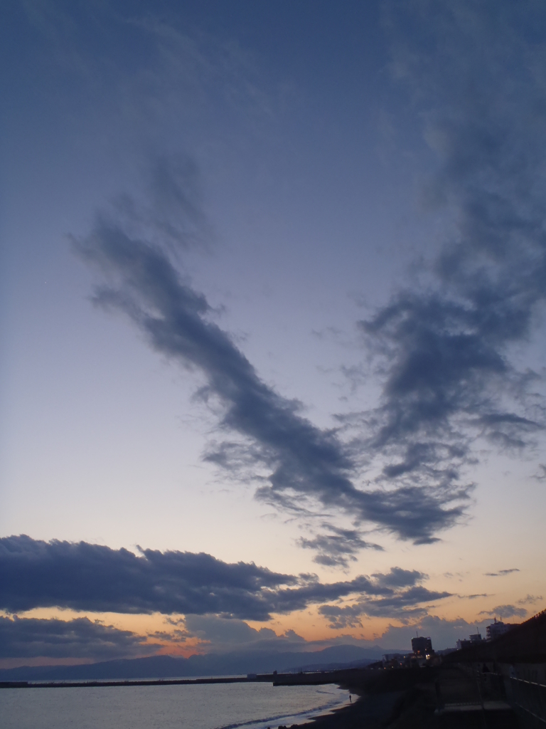 雲が伸びて