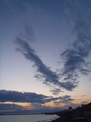 雲が伸びて