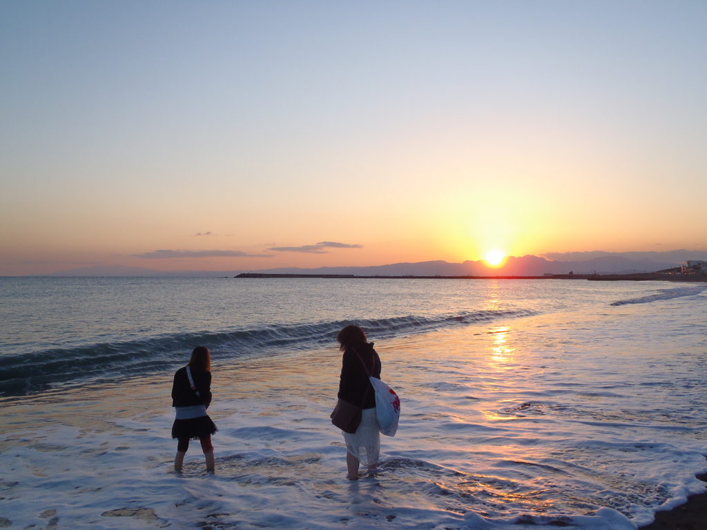 夕日、海と遊ぶ
