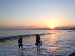 夕日、海と遊ぶ