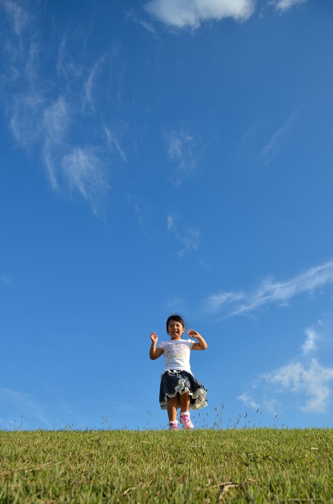 青空と、芝生と、娘と。