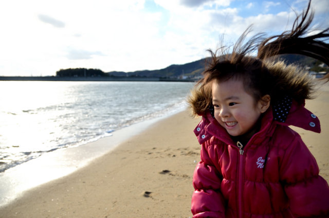 海見てはしゃぐ、元日の朝。