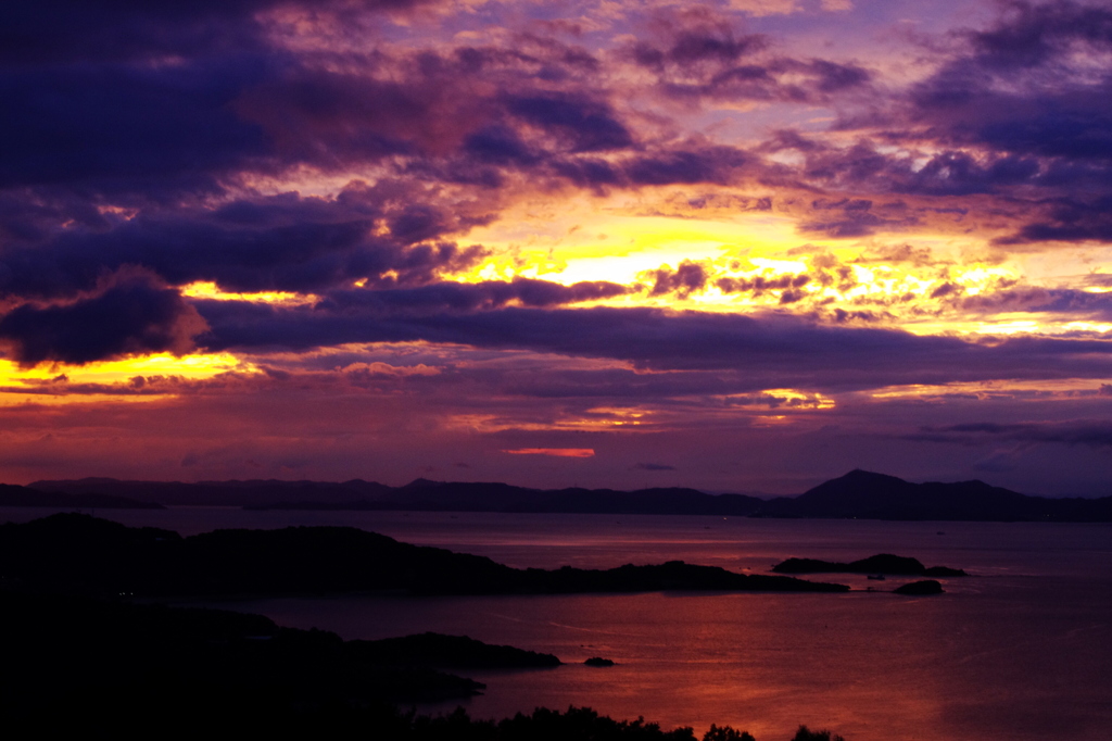 ♪瀬戸は日暮れて夕波小波〜