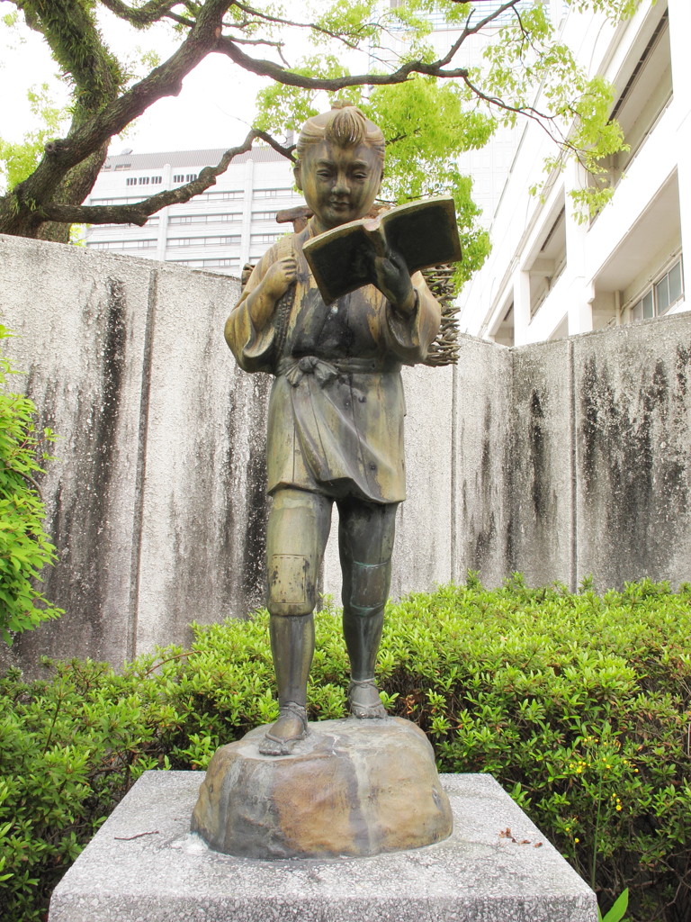 A statue of Kinjiro Ninomiya