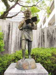 A statue of Kinjiro Ninomiya