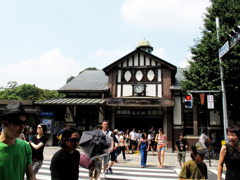 原宿駅の長い猛暑日