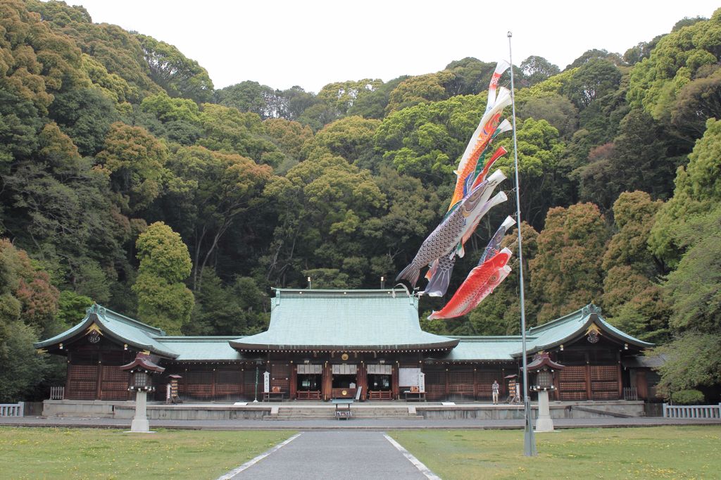 鎮守の森の鯉のぼり