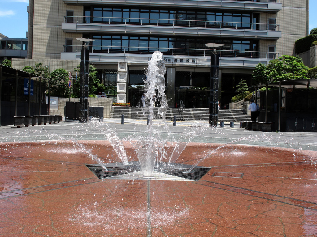 Small fauntain in front of the city hall