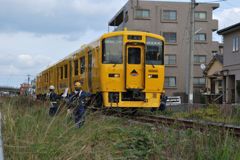 保線員とキハ220系なのはな号