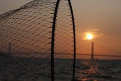 網と夕日