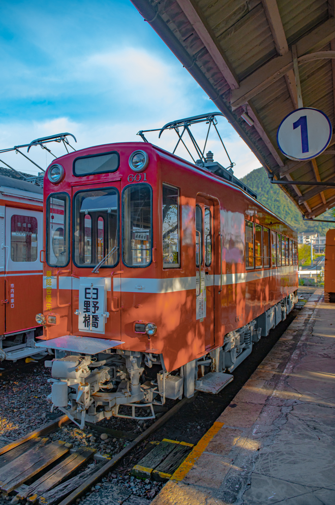 旧名鉄美濃駅の赤い電車