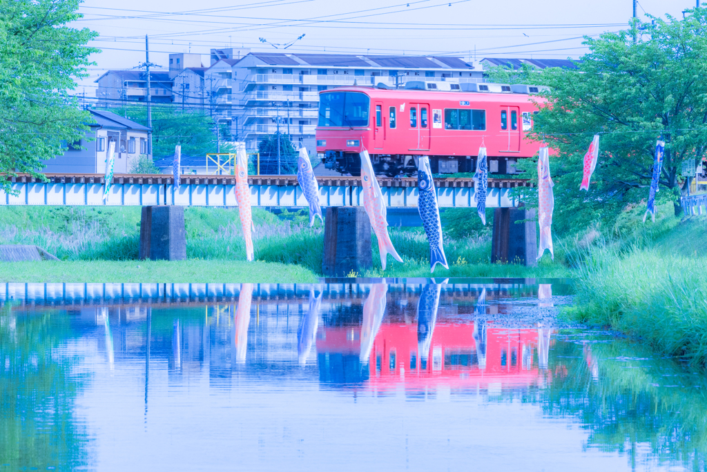 赤電車と鯉のぼり