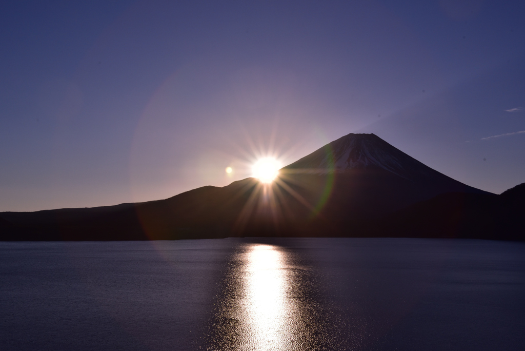 本栖湖の朝日